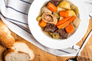 Pot-au-feu, bœuf et légumes dans leur bouillon