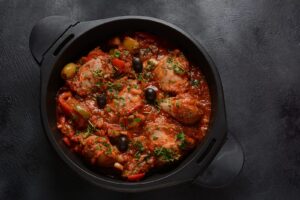 Poulet cacciatore aux poivrons, tomates et olives noires