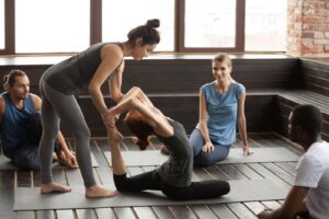 Professeur de yoga : fiche métier, formation, salaire et débouchés