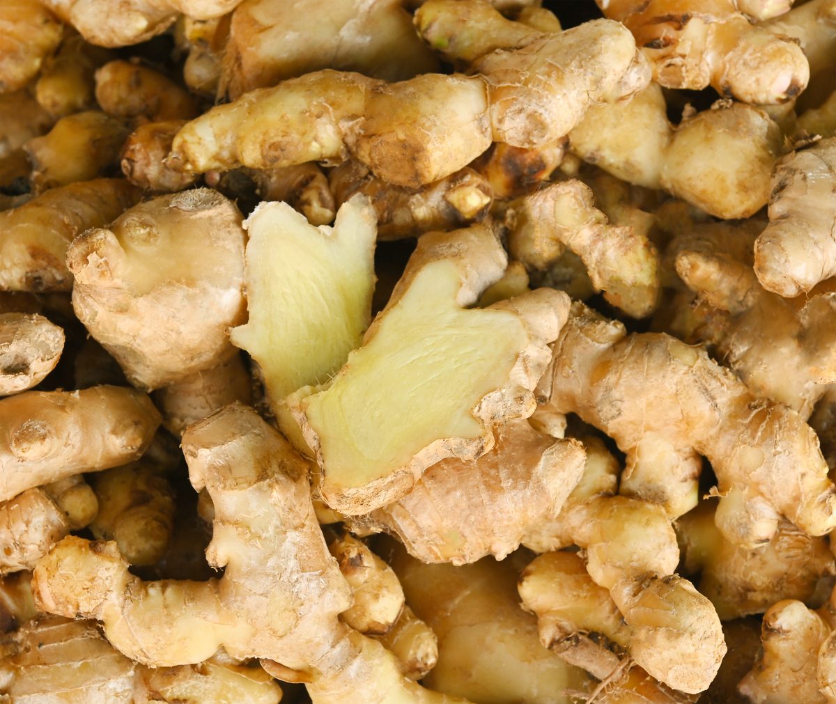 Fresh ginger roots, slices and ground ginger