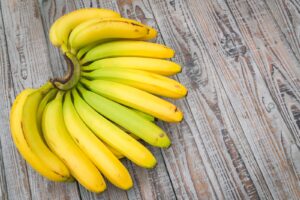 Régime de bananes fraîches sur une table en bois