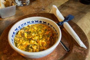 Ribollita toscane aux légumes, haricots blancs et pain