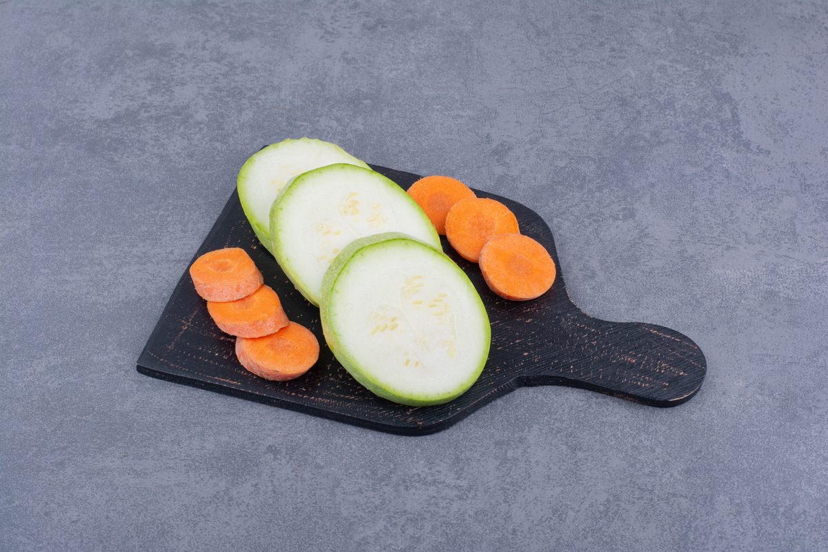 Rondelles de courgette et de carotte sur une planche noire