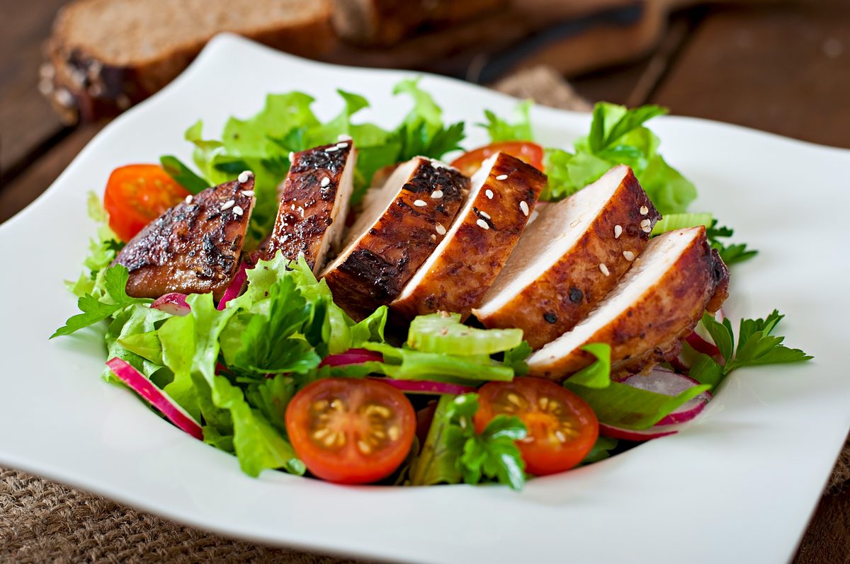Salade composée avec émincé de poulet grillé et tomates cerises