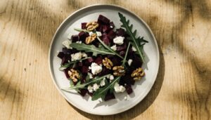 Salade de betterave, chèvre et noix