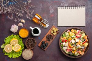 Salade de légumes avec tomates, olives et champignons vue de dessus