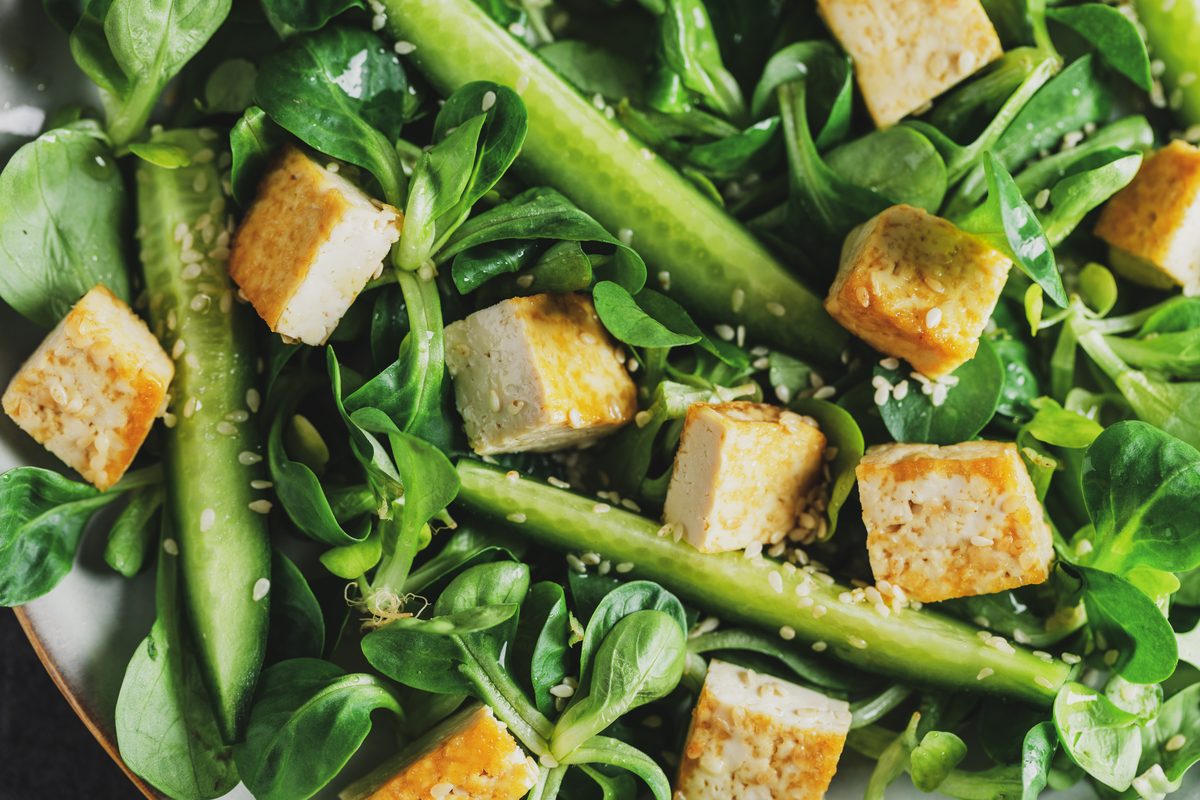 Salade de mâche au tofu doré, concombre et graines de sésame