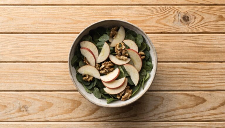 Salade de mâche, noix et pomme