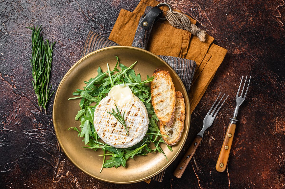 Rocket salad with grilled camembert and toasts