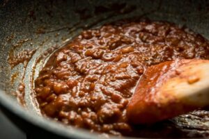 Sauce bolognaise au bœuf haché mijotée à la poêle