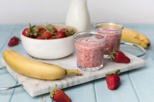 Smoothies aux fruits frais dans des verres