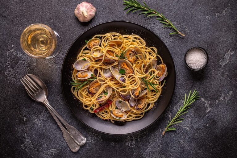 Spaghetti alle vongole with clams, garlic and parsley