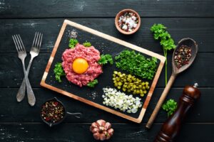 Tartare de bœuf classique au jaune d'œuf, cornichons et oignons