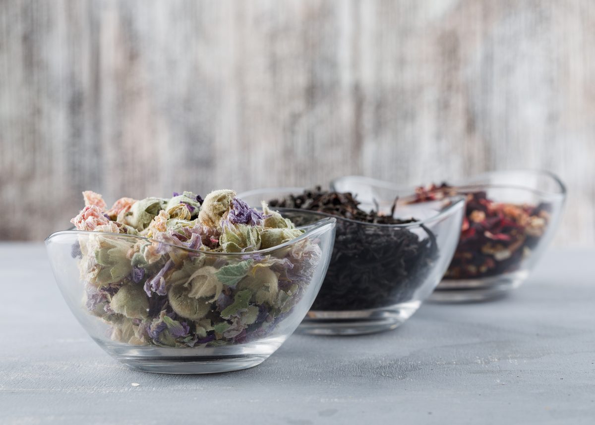 Trois coupelles en verre de plantes séchées pour tisane