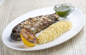 Truite au four aux amandes effilées et purée de pommes de terre