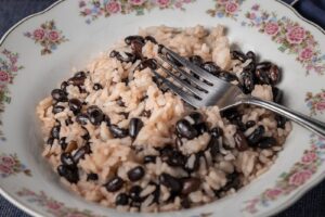 Assiette de gallo pinto, riz aux haricots noirs, avec une fourchette