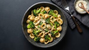 Bol d'orecchiette aux brocolis saupoudrées de parmesan