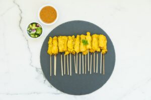 Brochettes satay de poulet sur ardoise avec sauce cacahuète