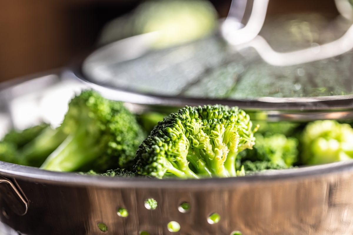 Brocoli cuit à la vapeur dans un panier en inox sous son couvercle
