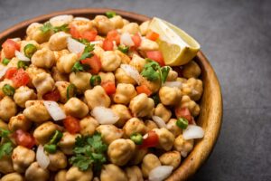 Chana chaat de pois chiches, tomates, oignon et coriandre avec du citron