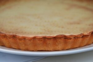 Fond de tarte en pâte sablée cuit à blanc dans un moule cannelé