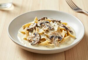 Pasta with mushrooms and light cream