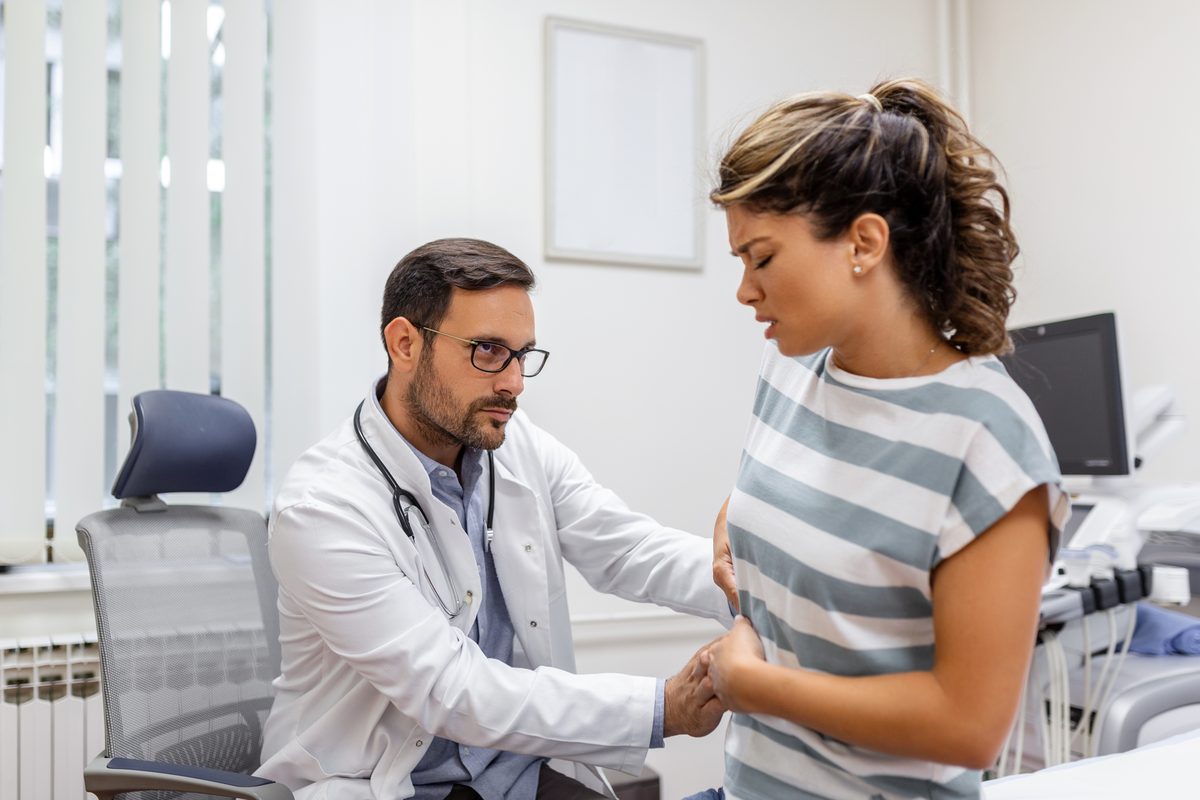 Patiente décrivant ses douleurs à un médecin lors d'une consultation