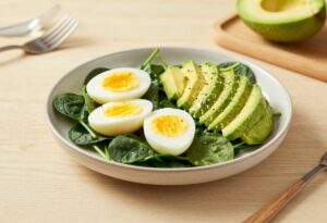 Salade d&rsquo;épinards, œuf dur et avocat