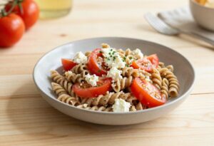 Salade de pâtes complètes, feta et tomates