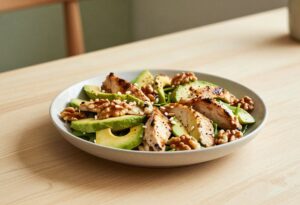 Salade de poulet, avocat et noix