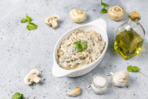 Sauce crémeuse aux champignons de Paris dans un plat blanc