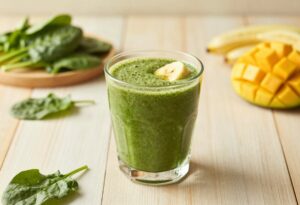 Smoothie vert épinards, banane et mangue