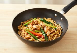 Wok de nouilles, légumes et poulet